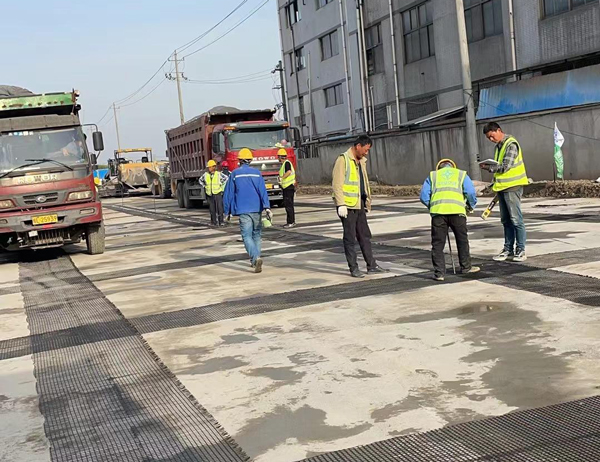 古交老材料的新故事：玻璃纤维土工格栅如何在‘白改黑’浪潮中重获新生？